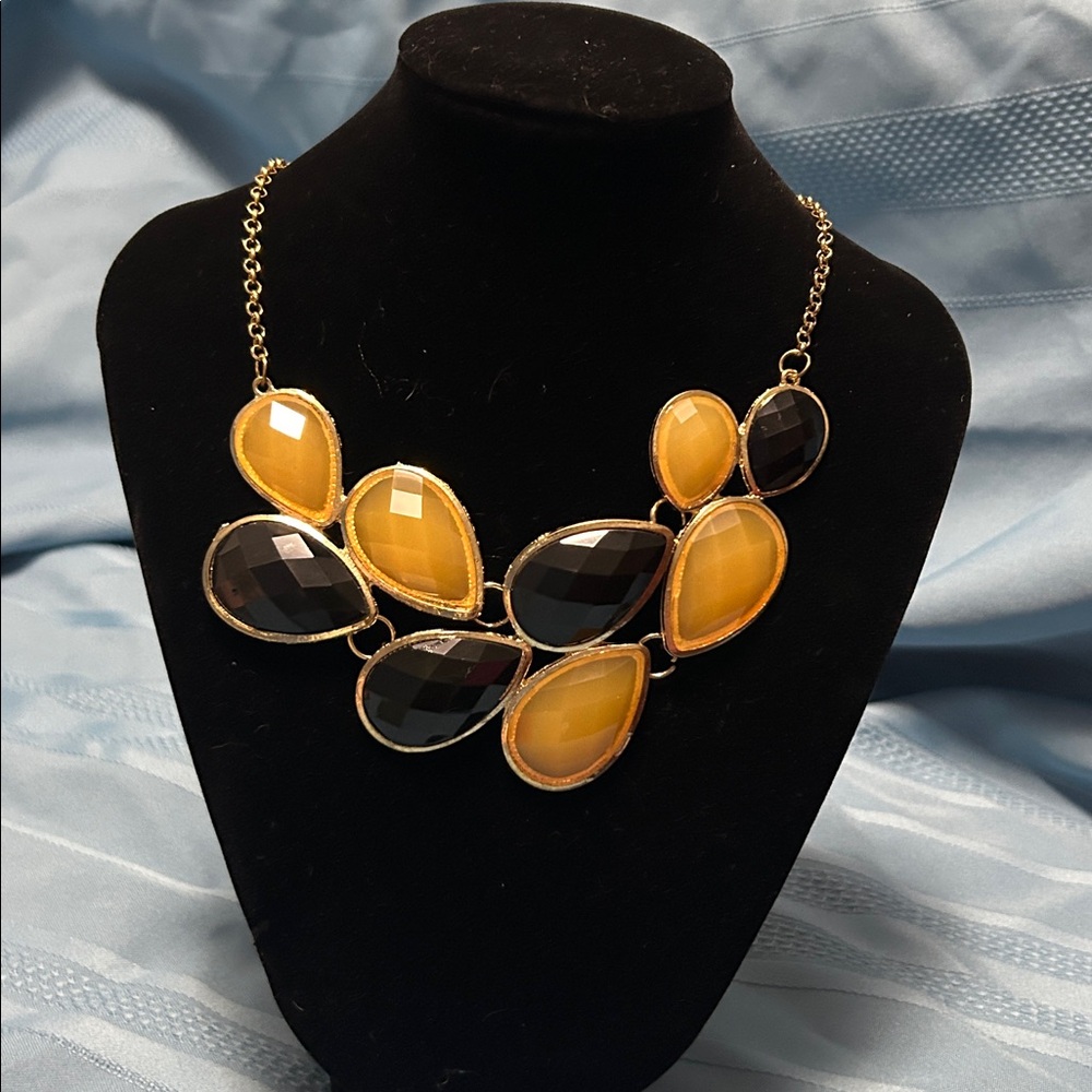 Chic Gold and Black Teardrop Necklace